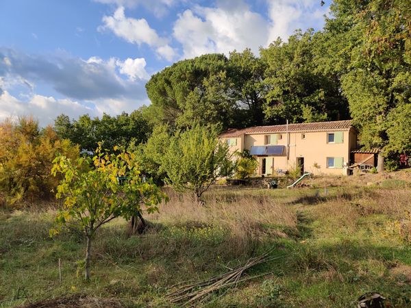 Maison avec 4 chambres dans la nature et les arbres près d'un charmant village provençal.