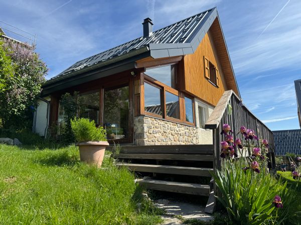 Maison en montagne avec superbe vue, terrasse et jardin privés. Proximité parapente, randonnée, ski