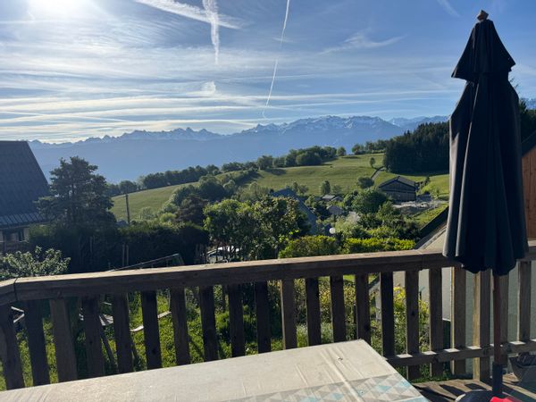 Maison en village de montagne, vue, terrasse et jardin privé. Proche parapente, rando, escalade, ski