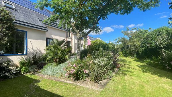 Première halte en Bretagne : maison agréable avec jardin dans une ville historique