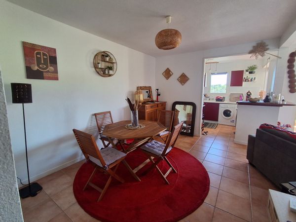 La chambre privée de Sylvie: Appartement en rez-de-chaussée, résidence privée, calme grande piscine.