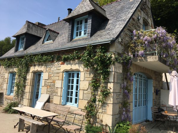 une maison merveilleusement située en bordure d'un petit fleuve côtier, avec une vue imprenable