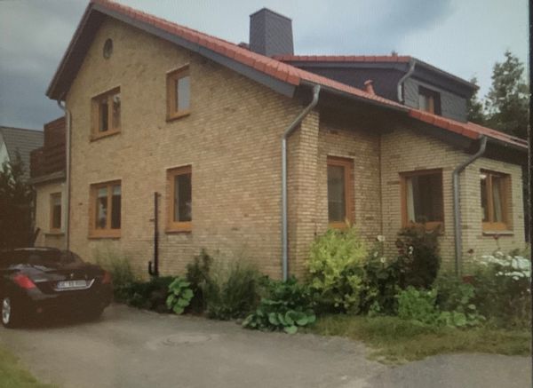Das Haus liegt an der Hamburger Stadtgrenze.Mit Auto/Bahn sind die HH Innenstadt und Flughafen nah