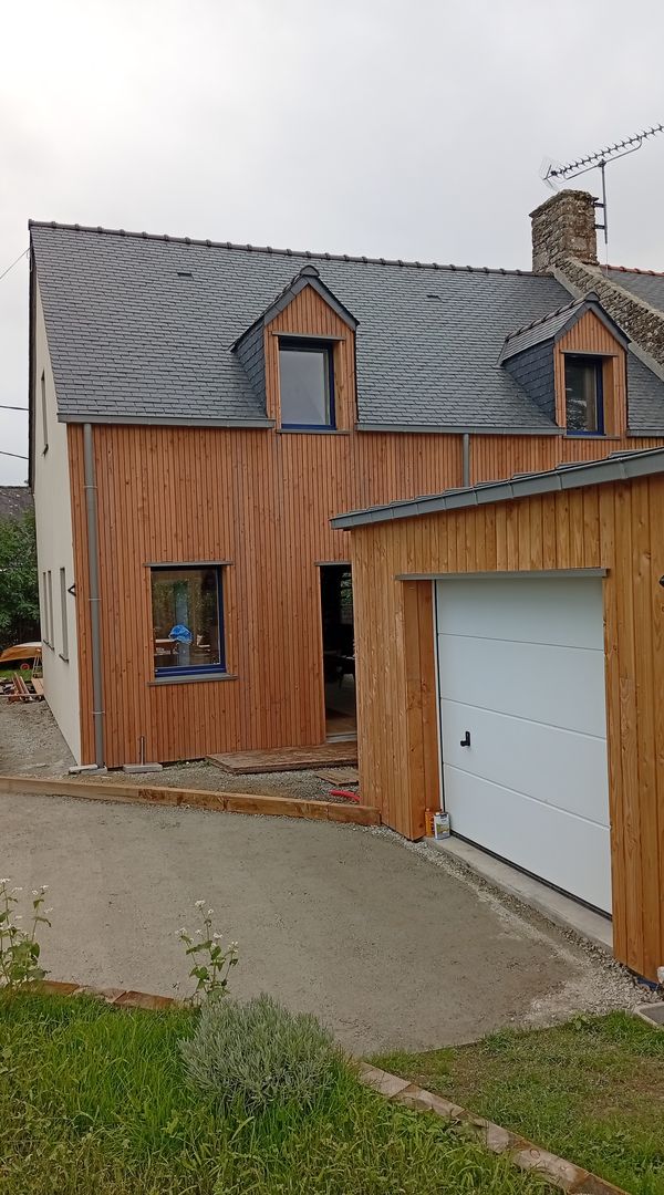 La maison de Jean pierre et Catherine et le Golfe du Morbihan au bout de la rue.