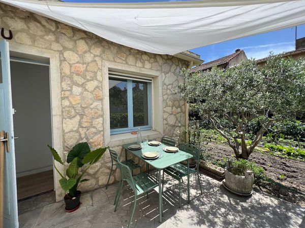 Jolie petite maison au calme à Avignon, terrasse au soleil, parking gratuit, à 900m des remparts.