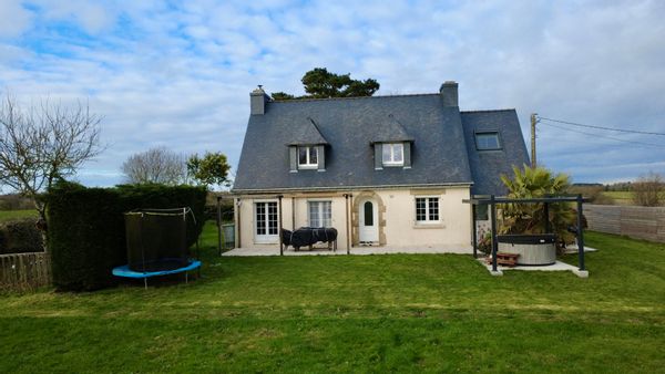 Échappée bretonne : Maison spacieuse, 2 chambres avec jacuzzi, entre campagne et plages