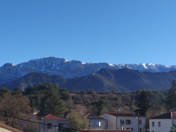 Joli appartement vu sur les montagnes