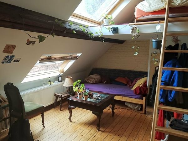 Grande chambre privée dans colocation avec lit en mezzanine, bureau et coin salon. Lumineux et calme