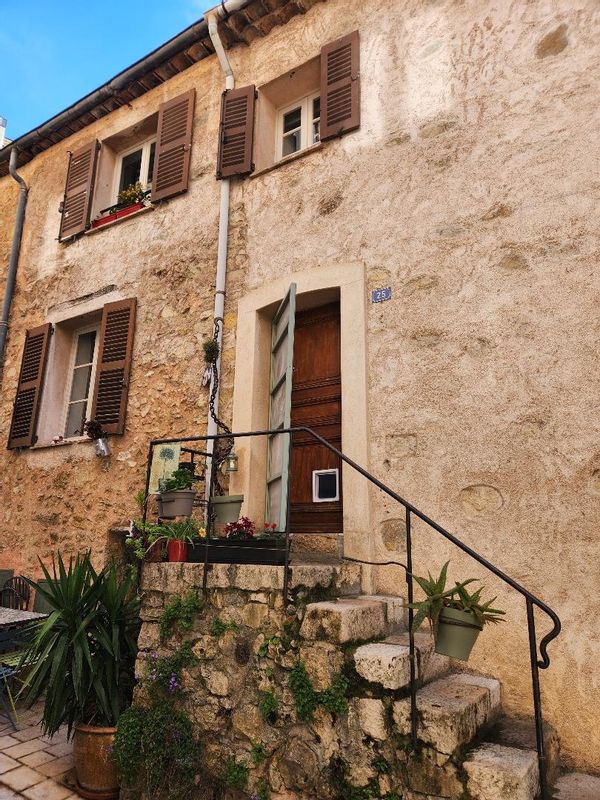 Petite maison dans le coeur historique du village