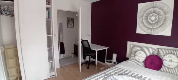 La chambre privée chez Delphine de 12 m3 avec salle d'eau et bureau