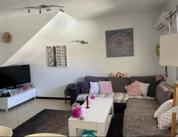 Grande chambre privée, climatisée avec internet et place de parking.
