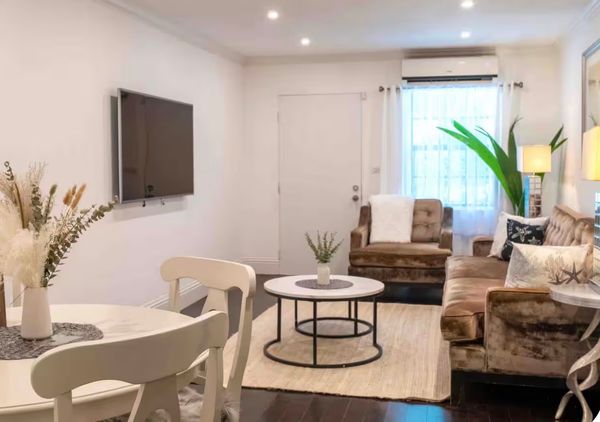 Beautiful 3-bedroom-apartment in the heart of the most sought after Cable Bach area. Family-friendly