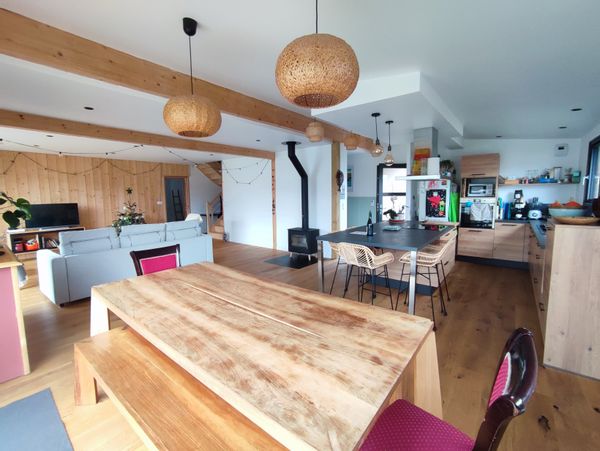 Maison récente en bois au bord de la rivière d'Etel