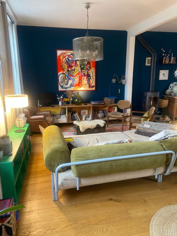 Grande pièce à vivre lumineuse , maison atypique avc plein de charme art déco. Maison belle étage