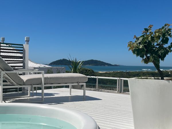 Cobertura na Praia do Novo Campeche, em Floripa, 3 quartos, jacuzzi, super vista, a 300m da praia.