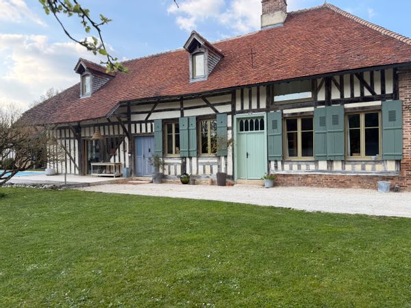 La maison de Nathalie est un petit paradis à la campagne au calme avec piscine et plan d’eau .