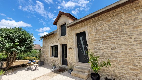 La magnifique maison de Nicolas,  dispose d'une vue exceptionnelle sur les vignes et le Jura.