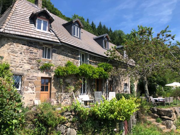 Ferme auvergnate restaurée vue panoramique