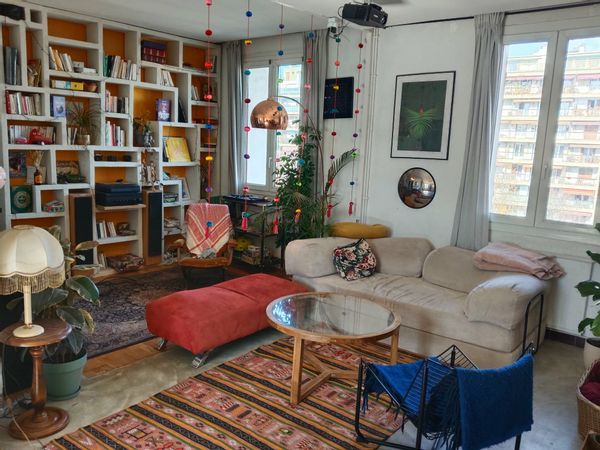 Appartement traversant sur la place Cadenat, proche Friche Belle de Mai