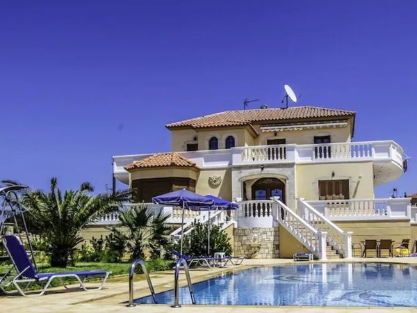 La maison de Carmelina, située entre mer et montagne dans un petit village crétois