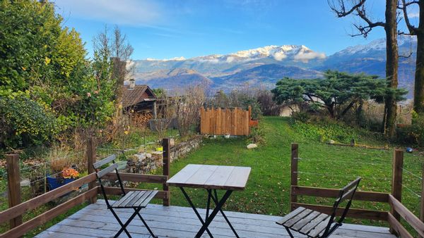 Maison tout confort face aux montagnes