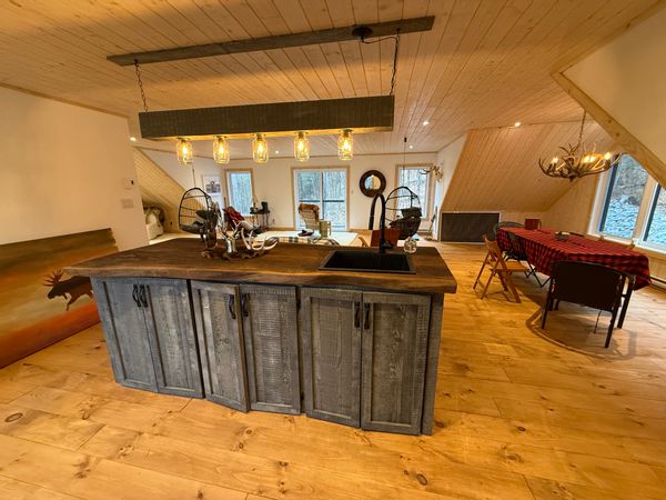 Studio/loft ouvert situé en montagne entouré d'une forêt d'érable (Érablière). Sauna,sentiers