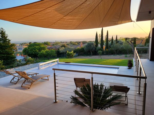 Maison avec piscine sur golf de peralada, à 20 min de la mer et de la montagne.
