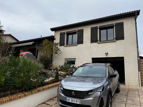 La maison de Joffrey est composé de 3 chambres avec salle de bain et wc séparé. un  sejour cuisine
