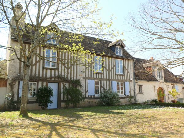 Très belle maison de caractère rénovée, beaux volumes, lumineuse & calme avec un jardin paysagé clos