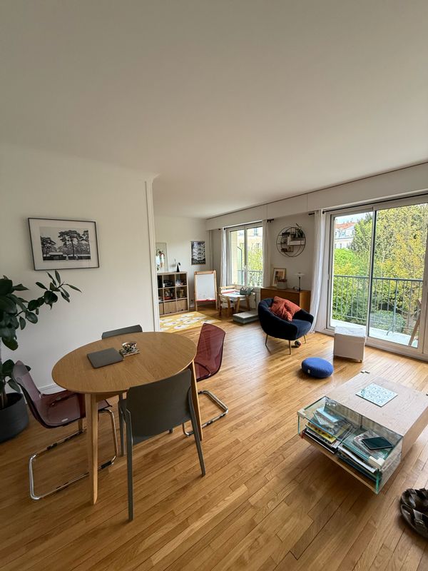 Appartement baigné de lumière, au calme avec balcon – cœur de Saint-Germain-en-Laye
