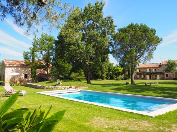 Jolie ferme rénovée avec une maison d'amis indépendante au bout du jardin.