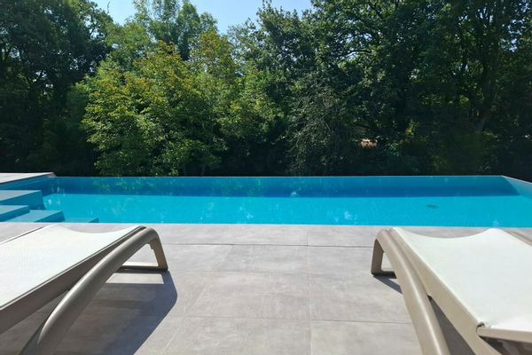 Grande maison contemporaine avec piscine à débordement