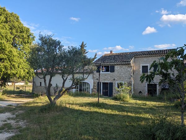 Ferme du 19ème siècle entièrement rénovée au milieu des vignes et des champs de lavandes