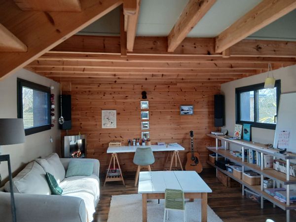 petite maison en bois cosy, proche de la mer (2kms), et des commerces (1,5km).