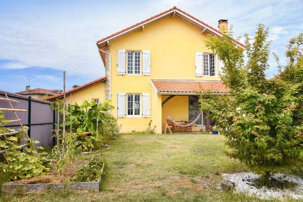 Maison ancienne rénovée sur la coté basque. Rénovée avec goût. Agréable et chaleureuse. Jardin clos.
