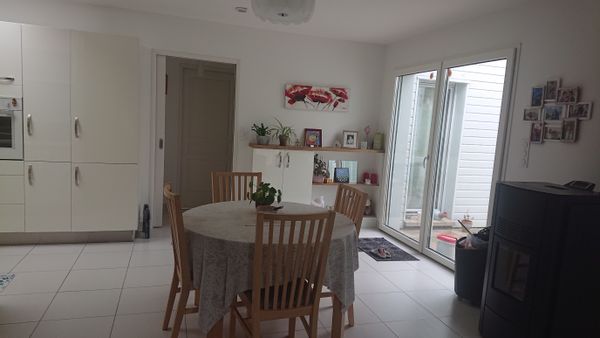 La maison de Martine est dans une impasse privée très calme. Ma maison est neuve , classée BBC