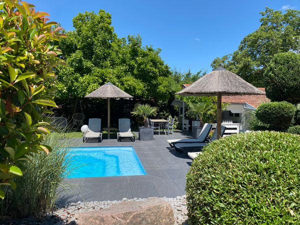 Loft de 120m2 avec terrasse et jacuzzi privatif, piscine en commun avec d'autres résidents.