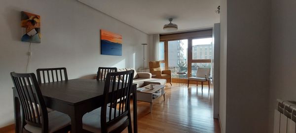 Piso de dos dormitorios y dos baños en el centro de Santander, junto a la bahía y las playas.