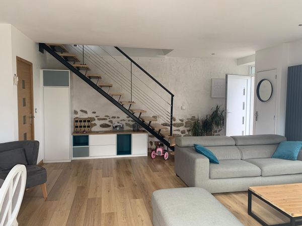 Maison de charme, rénovée avec piscine et parking privatif, idéalement situé entre ville et campagne