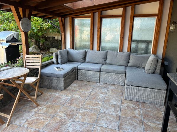Charming Fernwood garden suite in family friendly neighbourhood