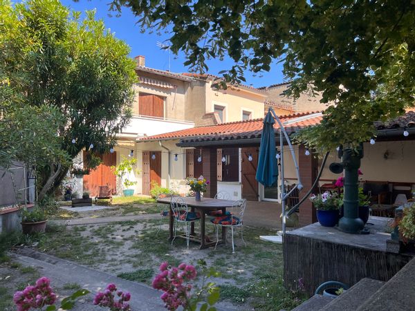 Maison de ville familiale, écrin de campagne en plein cœur de ville — calme, verdure et vie douce.