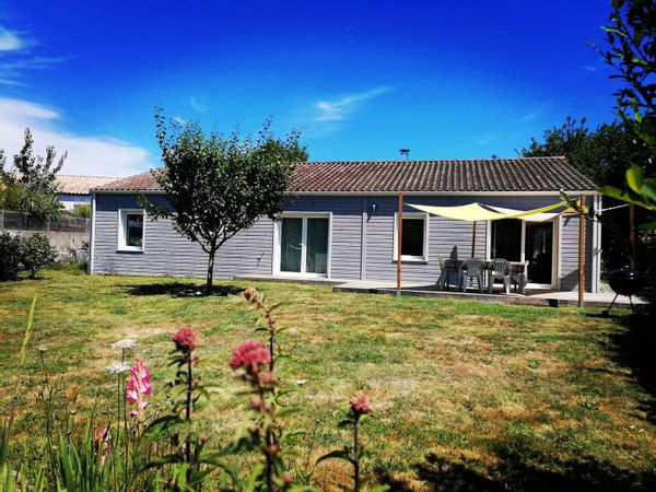 "La maison bleue, entre campagne et océan"