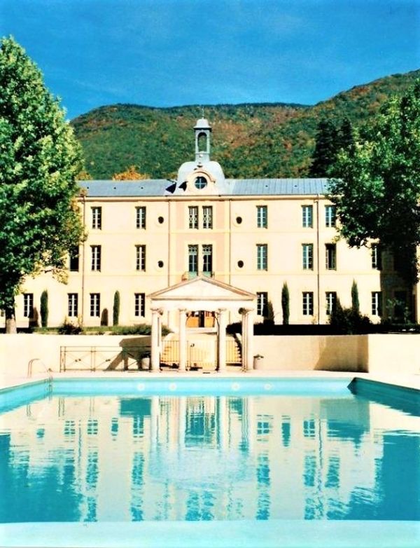 Provence, studio dans château, magnifiques parc et piscine (tennis, ping pong...), vue mont Ventoux