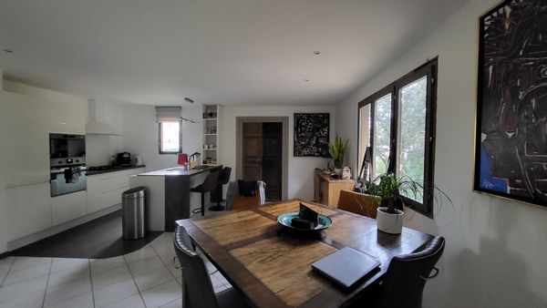 Maison deux chambres avec piscine dans quartier calme au bord des vignes.