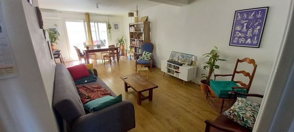 CHAMBRE AVEC VUE UNIQUE, AU CENTRE-VILLE Proche de la gare de train / bus / aéroport