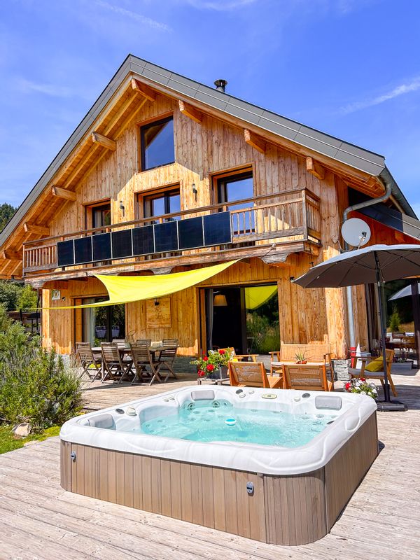 Le Chalet du Lys avec jacuzzi extérieur orienté plein sud, vue sur les montagnes et prairies