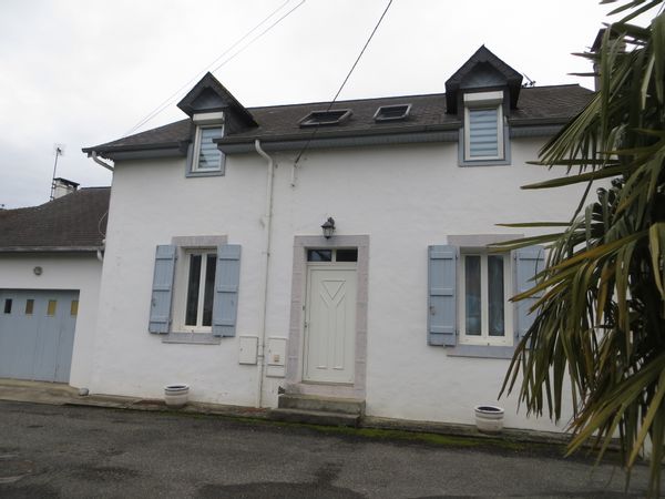 Petite maison dans une petite ville agréable à la campagne