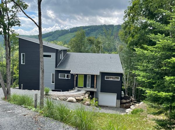 Entre Montréal et Mont-Tremblant : maison nature en bord de rivière, à 5 mn d'une petite ville.