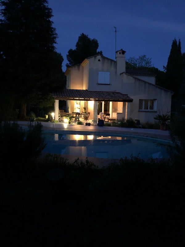 Maison avec piscine, dans un écrin de verdure et de fleurs, à proximité de Montpellier.
