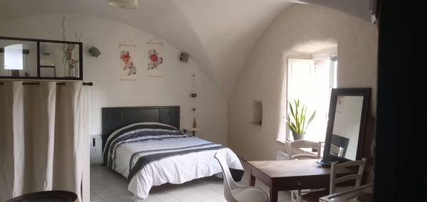 Chez Anaïs et Mathieu, studio indépendant vieux village, vallon verdoyant et jardin